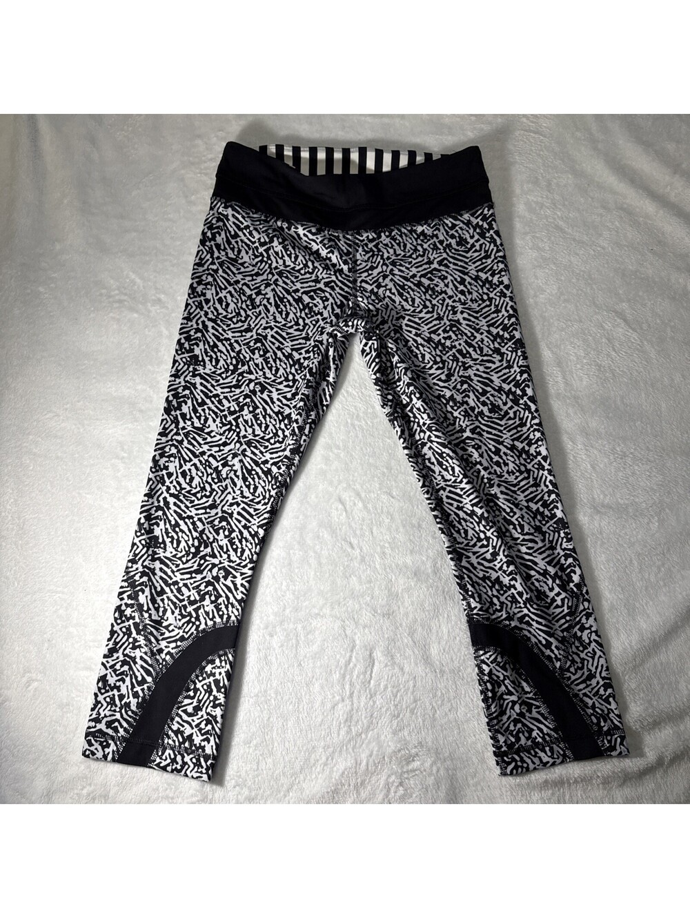 Lululemon Inspire Crop II Womens Size 6 Leggings Black White Run Yoga Gym(0091)